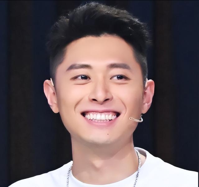 数字时代舆情真相:识别虚假流量与谣言的生存法则 新闻