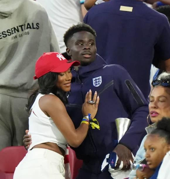  托拉米·本森婚礼惊艳亮相；粉色低胸礼服绽放魅力，甜蜜瞬间定格幸福。 娱乐新闻