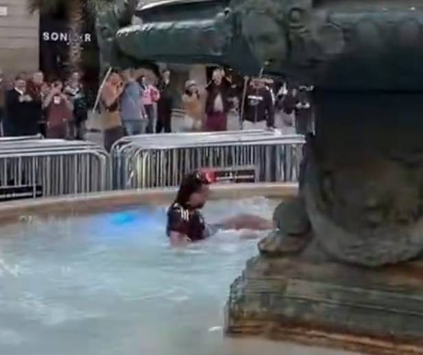  欧冠激战前夕，纽卡斯尔支持者们在巴塞罗那释放活力；街头足球游戏，喷泉狂欢成为焦点。 体育新闻