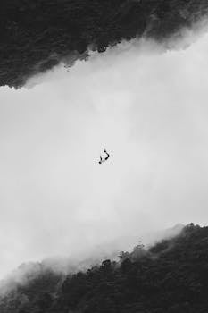 中东局势再起波澜，美军空袭行动引发连锁反应；伊朗报复持续进行，地区紧张态势升级。