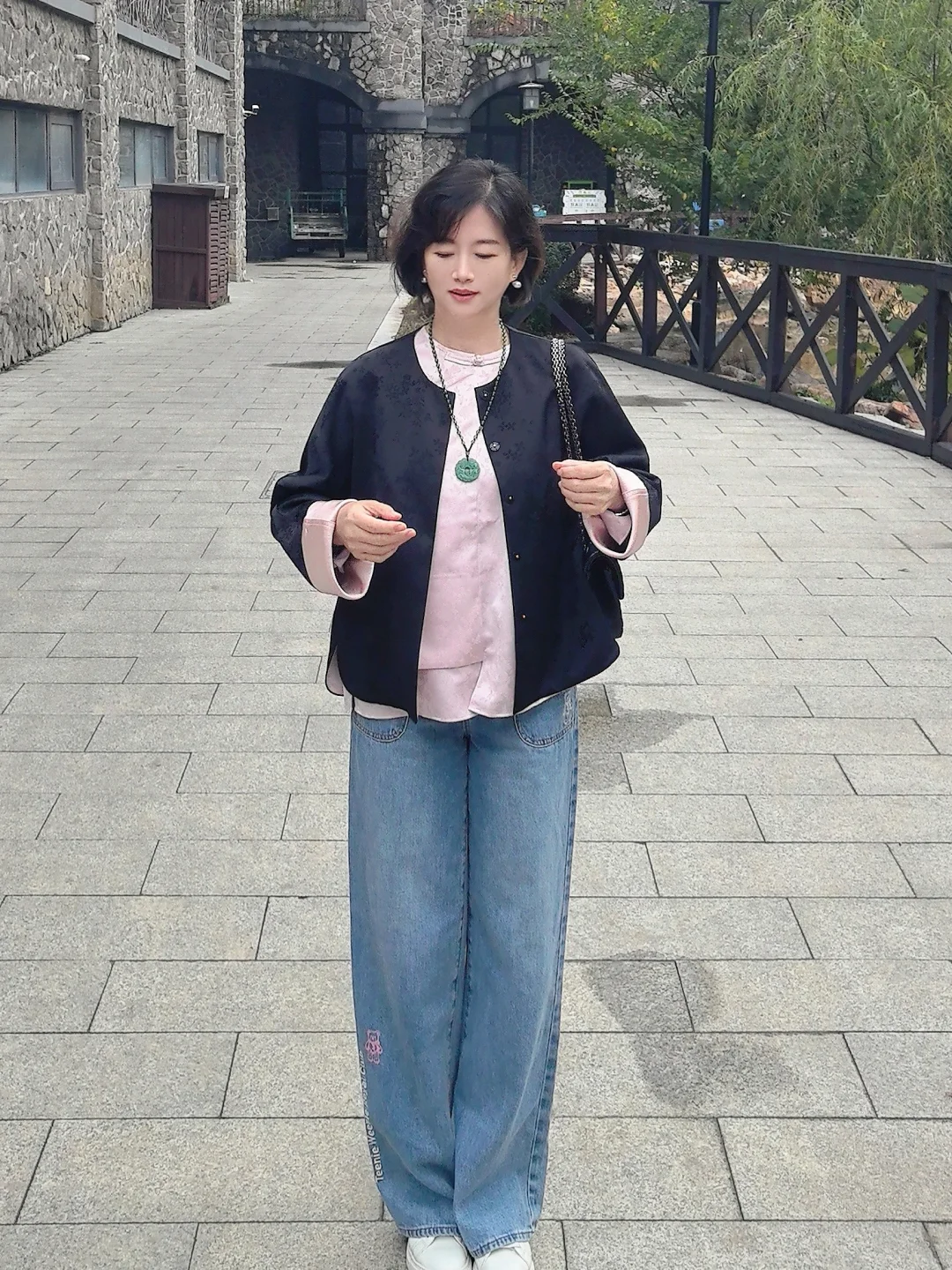  五十岁以后，这样穿春装才漂亮：基础款也能穿出高级感 时尚用品