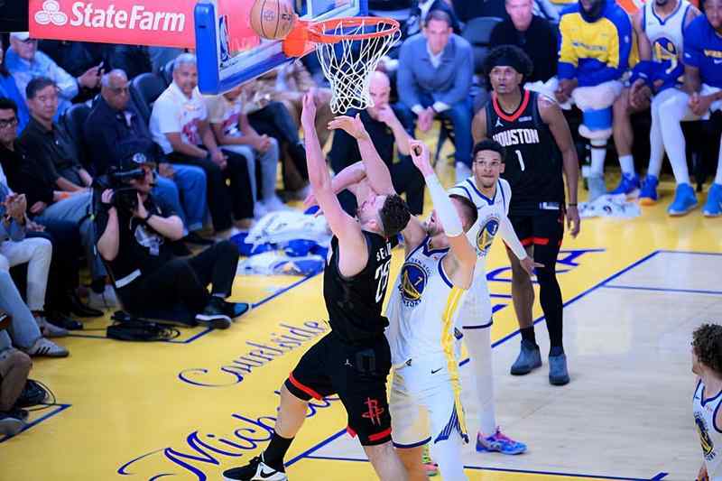  那一夜，我们等了太久：大通中心的风，吹不散勇士球迷心里的凉 体育新闻