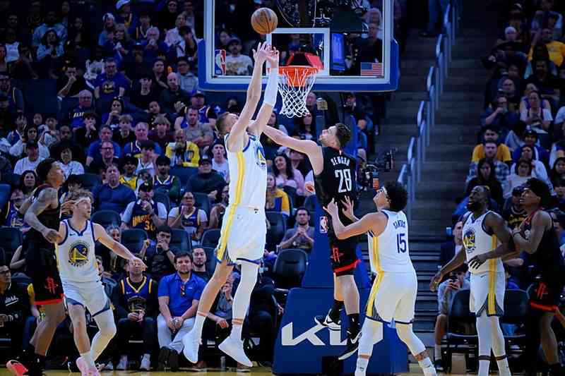  那一夜，我们等了太久：大通中心的风，吹不散勇士球迷心里的凉 体育新闻