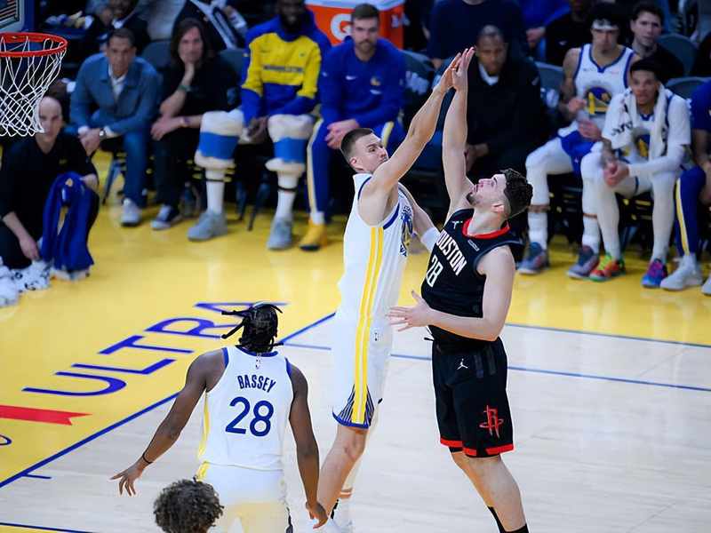  那一夜，我们等了太久：大通中心的风，吹不散勇士球迷心里的凉 体育新闻