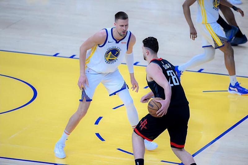  那一夜，我们等了太久：大通中心的风，吹不散勇士球迷心里的凉 体育新闻