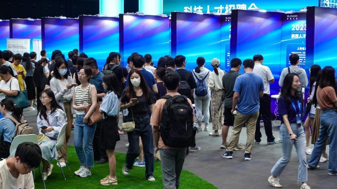  “桦加沙”来袭的夜晚：579人的避风港与一座城市的从容应对 新闻