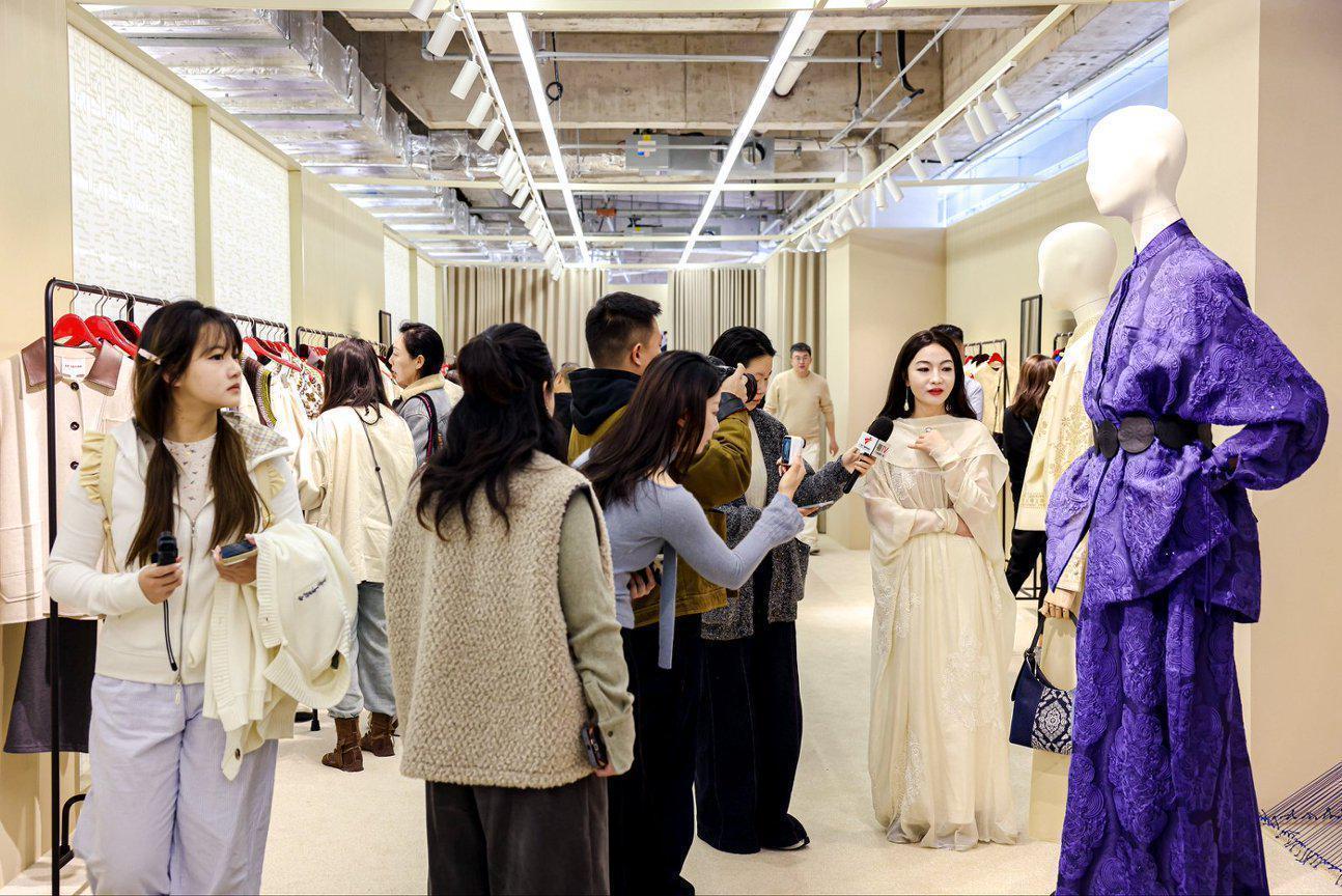  秀场空间革命·全域发布矩阵：解码2026秋冬上海时装周的产业升维逻辑 时尚用品