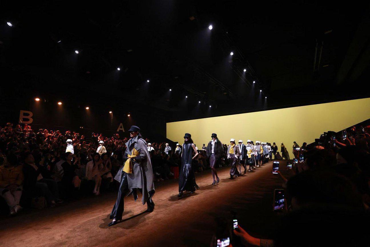 秀场空间革命·全域发布矩阵：解码2026秋冬上海时装周的产业升维逻辑 时尚用品